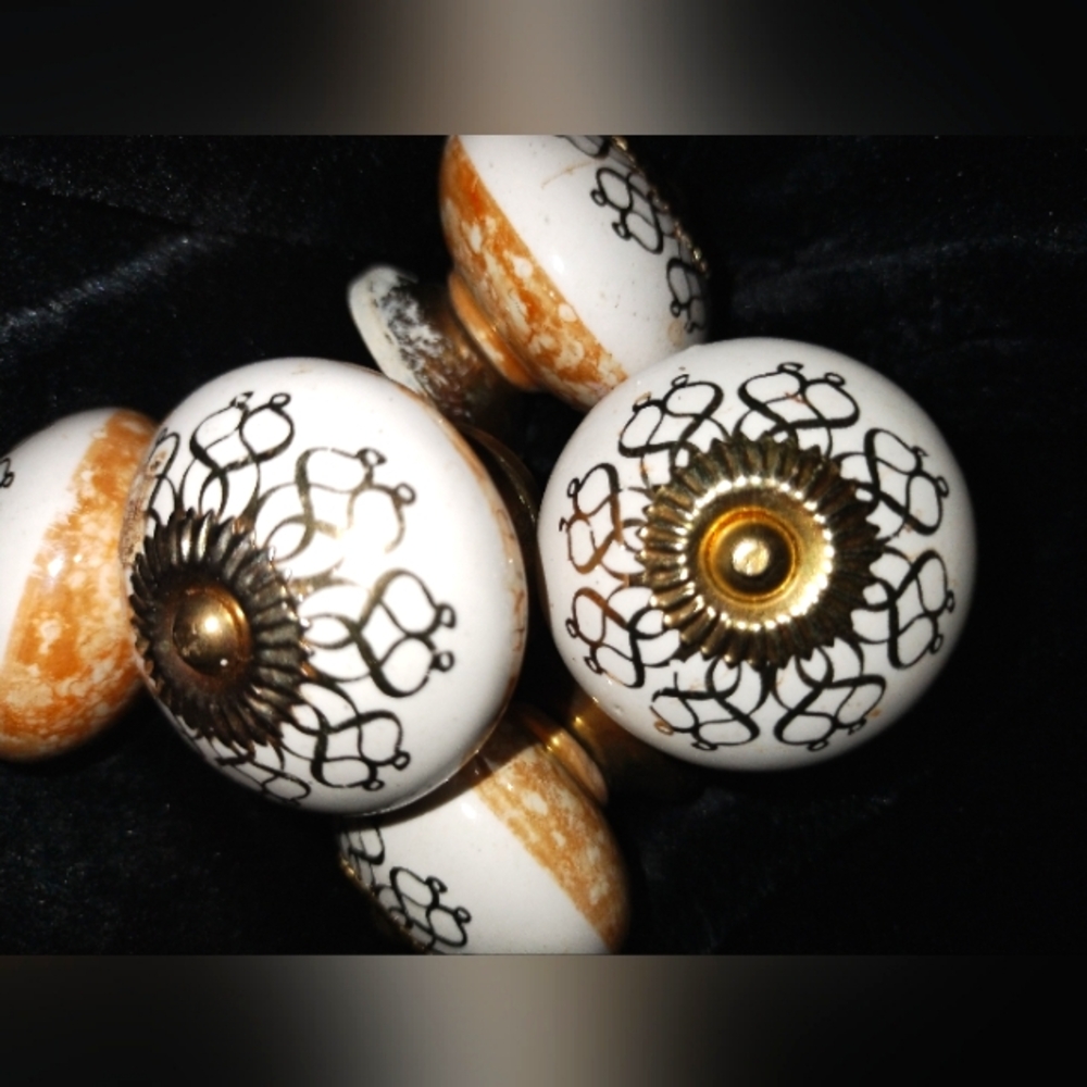 Taja gold white ceramic knobs